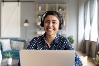 Utilisatrice satisfaite vérifiant la transcription avec un casque