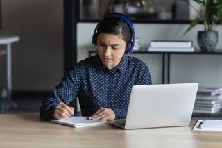 Femme prenant des notes pendant une conversation