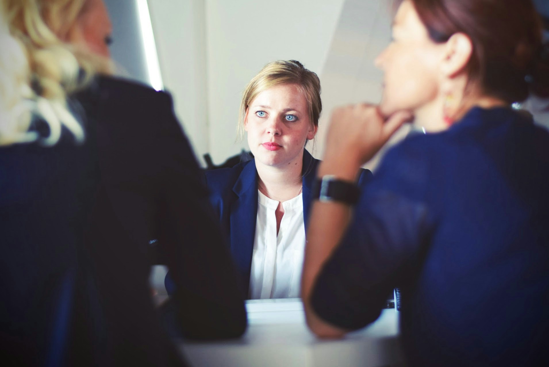 Drei Frauen bei einem Bewerbungsgespräch am Tisch
